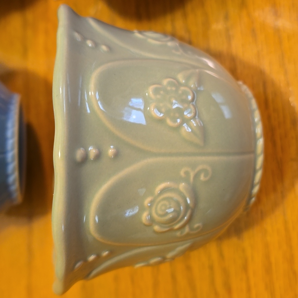 4 Small Ceramic Mixing Baking Bowls by "A Special Place" - Picture 2 of 8